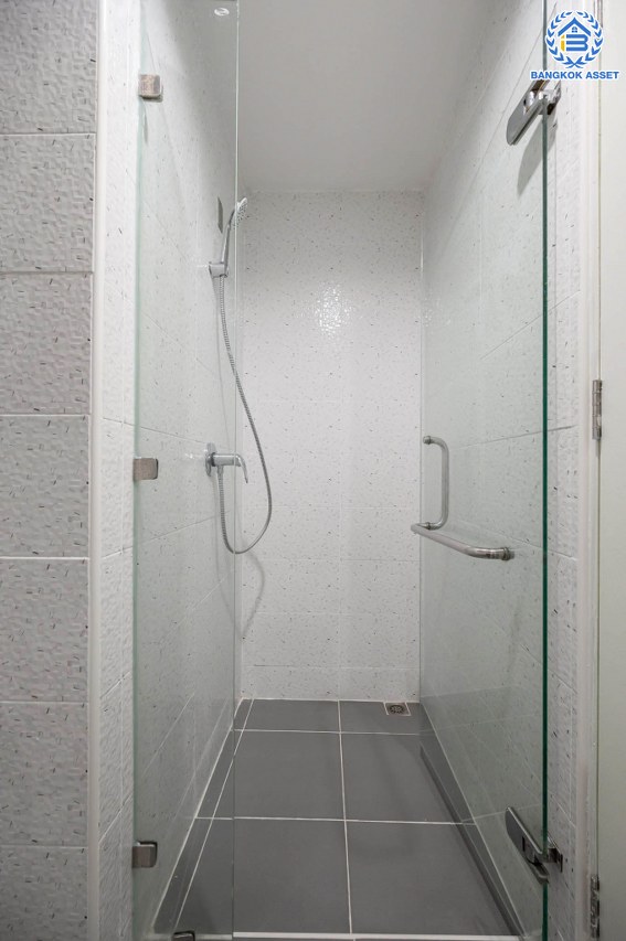 บ้านมือสองตกแต่งใหม่ โครงการ อรุณวดี พระราม5-รัตนาธิเบศร์ หลังมุม เนื้อที่ 50.4 ตร.ว. ฟังก์ชัน 3 ห้องนอน 2 ห้องน้ำ 1 ห้องอเนกประสงค์ จอดรถได้ 1 คัน บนทำเลทำเลศักยภาพ ติดถนนราชพฤกษ์ เชื่อมต่อทุกการเดินทาง ใกล้รถไฟฟ้าสายสีม่วง "สถานีบางรักใหญ่" และจุดขึ้นทางด่วน "ศรีรัช"